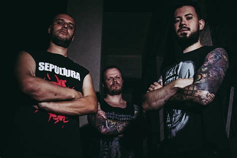  Blood and Thunder : Une symphonie de riffs explosifs et de guttural agressif